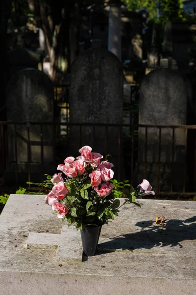 Růže Váze Náhrobku Hřbitově Pere Lachaise Paříži Francie — Stock fotografie