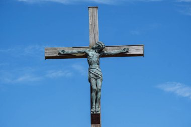 Çarmıhtaki İsa heykeli Fransa 'da mavi bir gökyüzüne karşı