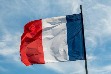 Mavi gökyüzünde Fransız bayrağı