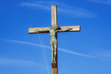 Çarmıhtaki İsa heykeli Fransa 'da mavi bir gökyüzüne karşı