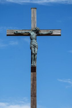 Çarmıhtaki İsa heykeli Fransa 'da mavi bir gökyüzüne karşı