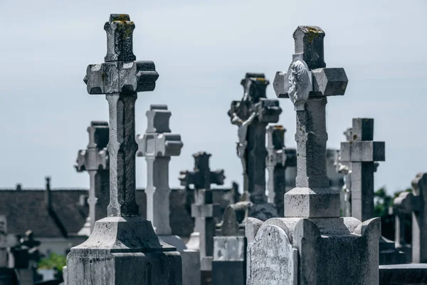 Grabsteine Und Kreuze Auf Einem Französischen Friedhof — Stockfoto