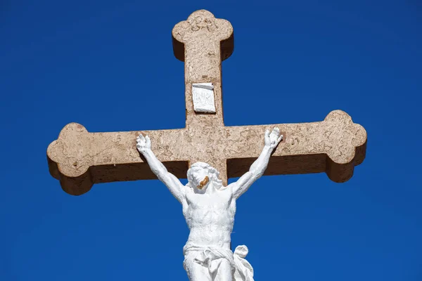 Estatua Cristo Cruz Contra Cielo Azul Francia Imagen de archivo