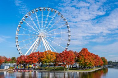 Montreal, CA - 4 Ekim 2022: Montreal Eski Limanı ve Sonbaharda Montreal Dönme Dolabı