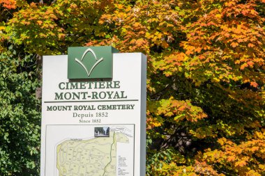 Montreal, Kanada - 2 Ekim 2022: Montreal Mezarlığı giriş tabelası ve haritası