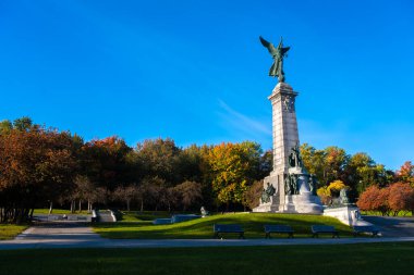 Montreal, Kanada - 11 Ekim 2022: Mont-Royal Mount Sonbahar renkleriyle ve George-Etienne Cartier Anıtı
