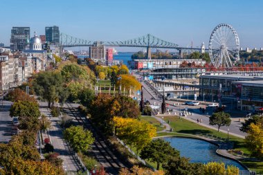 Montreal, CA - 11 Ekim 2022: Montreal Eski Limanı, Ferris Wheel, Jacques Cartier Bridge ve Bonsecours Market