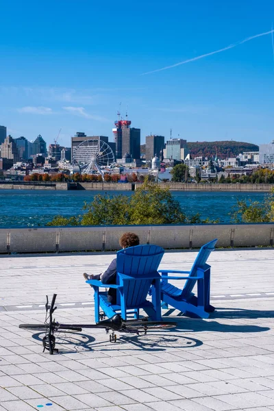 Montreal Canadá Octubre 2019 Hombre Silla Mirando Montreal Skyline Desde —  Fotos de Stock