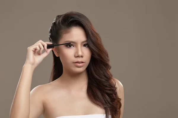 Female asian applying mascara — Stock Photo, Image