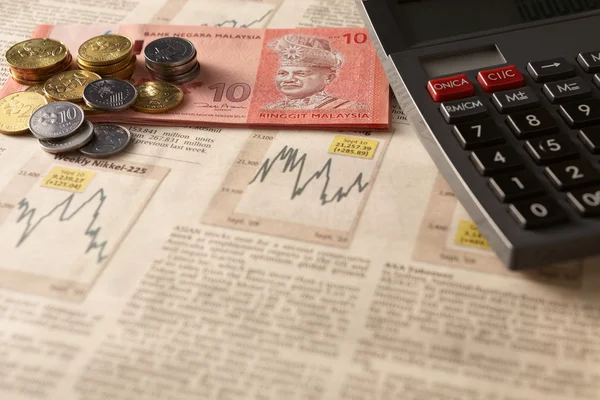 Avisaksjemarked med kalkulator og penger – stockfoto