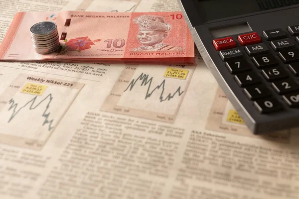 Newspaper stock market with calculator and money — Stock Photo, Image