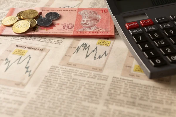 Newspaper stock market with calculator and money — Stock Photo, Image