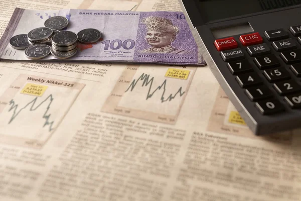 Mercado de ações de jornais com calculadora e dinheiro — Fotografia de Stock