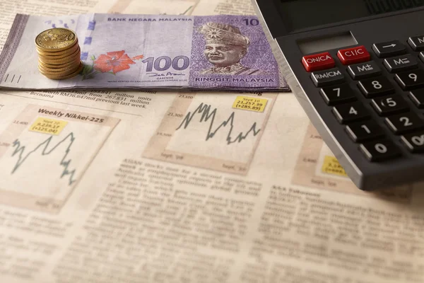 Mercado de ações de jornais com calculadora e dinheiro — Fotografia de Stock