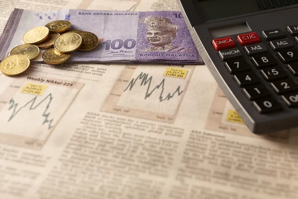 Mercado de ações de jornais com calculadora e dinheiro — Fotografia de Stock