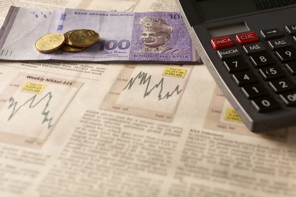 Mercado de ações de jornais com calculadora e dinheiro — Fotografia de Stock