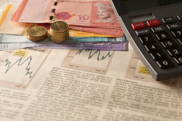 Mercado de ações de jornais com calculadora e dinheiro — Fotografia de Stock