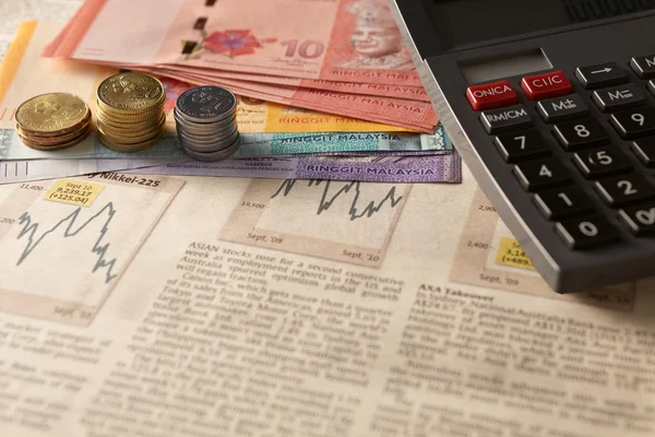 Avisaksjemarked med kalkulator og penger – stockfoto
