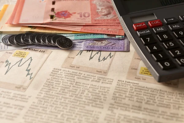 Newspaper stock market with calculator and money — Stock Photo, Image