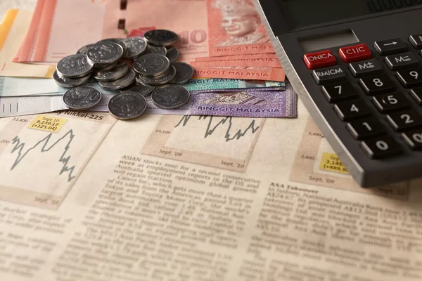 Borsa giornali con calcolatrice e denaro — Foto Stock