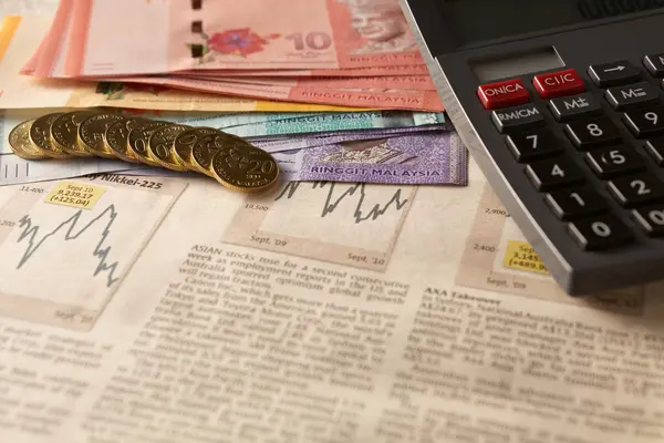Tidningen börsen med miniräknare och pengar — Stockfoto