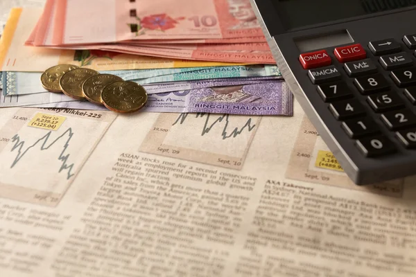 Εφημερίδα χρηματιστηριακή αγορά με την αριθμομηχανή και χρήματα — Φωτογραφία Αρχείου