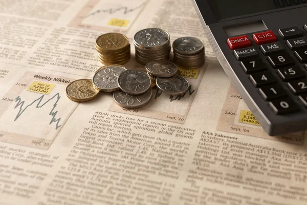 Mercado de ações de jornais com calculadora e dinheiro — Fotografia de Stock