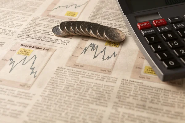 Mercado de ações de jornais com calculadora e dinheiro — Fotografia de Stock