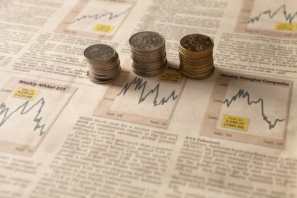 Newspaper stock market with money — Stock Photo, Image