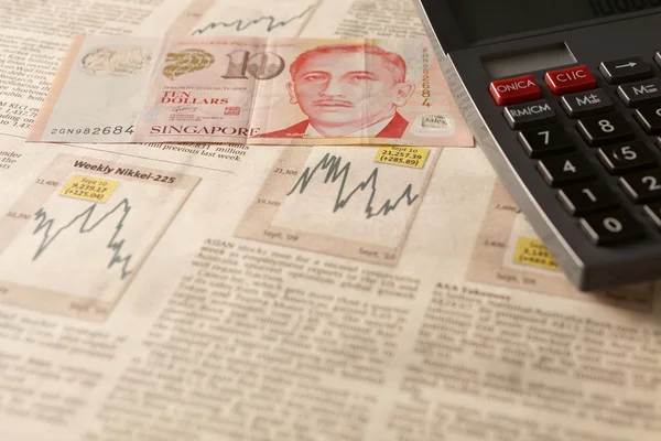 Newspaper stock market with calculator and money — Stock Photo, Image