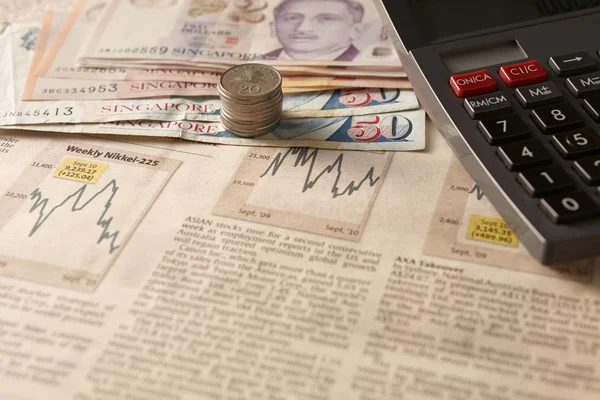 Mercado de ações de jornais com calculadora e dinheiro — Fotografia de Stock