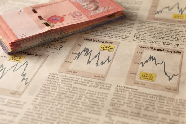 Newspaper stock market with money — Stock Photo, Image