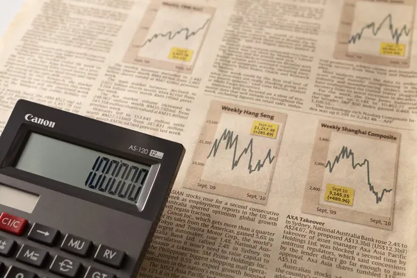 Mercado de ações de jornal com calculadora — Fotografia de Stock