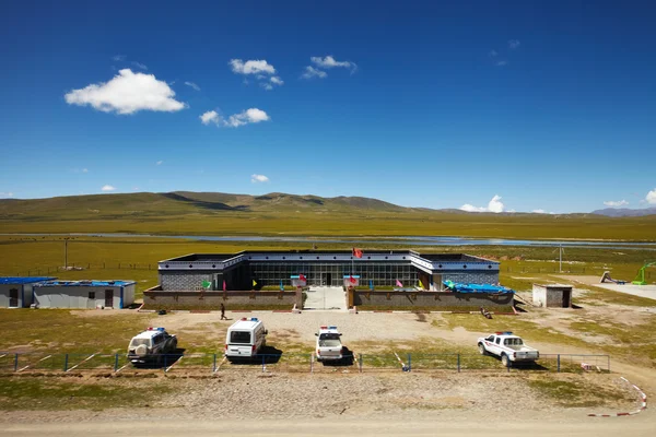 Kinesiska armén utpost i tibet platån — Stockfoto
