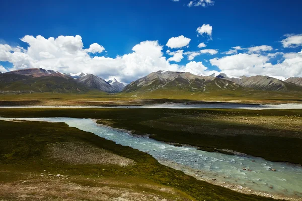 Fluss- und Berglandschaft in Tibet — Stockfoto