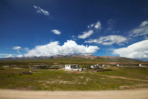 Tibetanska lantlig by — Stockfoto