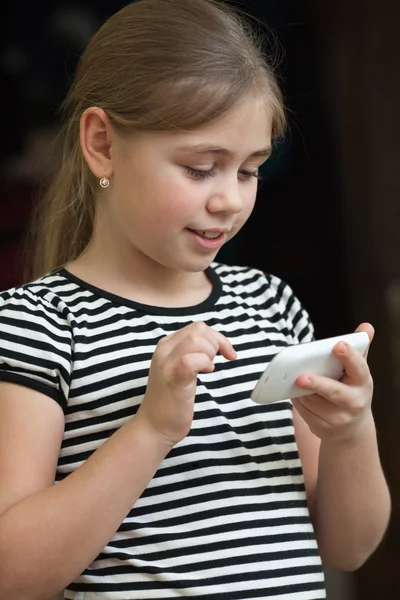 Κοριτσάκι δακτυλογράφηση sms σε ένα smartphone — Φωτογραφία Αρχείου