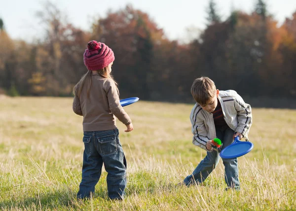 Enfants jouant au tennis dehors — Photo