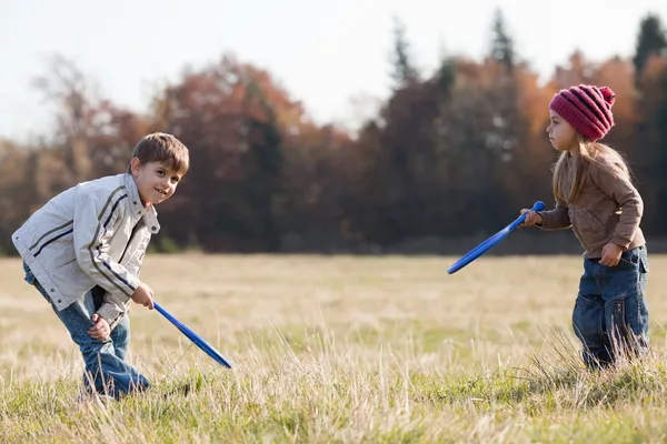 Kids playing tennis outside — Stock Photo, Image