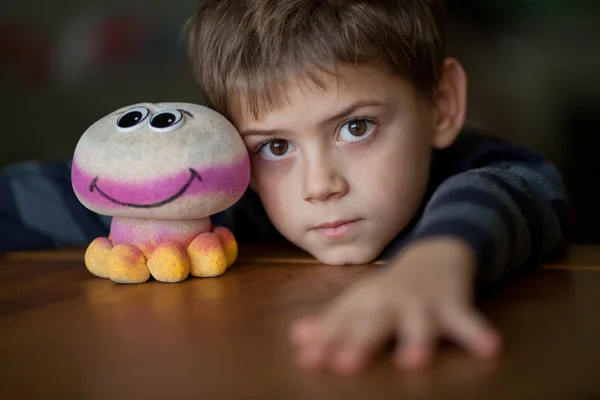 Jongen met buitenaardse speelgoed — Stockfoto