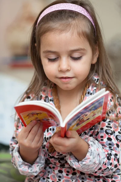 Meisje kijkend naar boek — Stockfoto