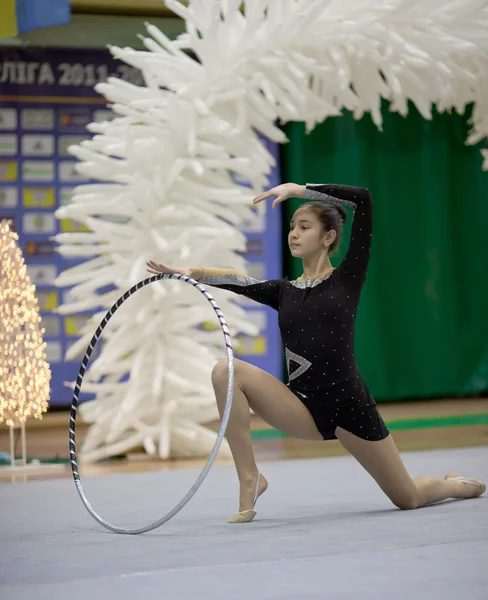 Gymnast girl doing exercise with hoola hoop — Stock Photo, Image