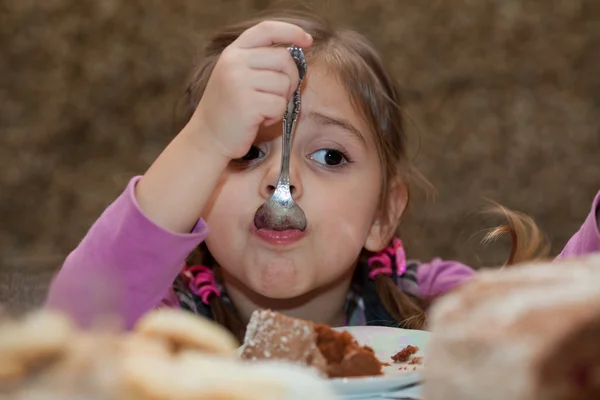 女の子がケーキを食べる — ストック写真