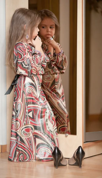 küçük kız portresi aynada yansıyan