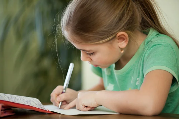 Pre-adolescent girl concentrates on her studies — Stock Photo, Image