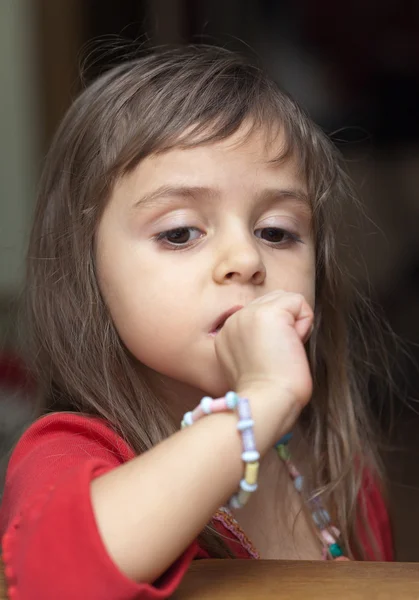 Pequeña niña pensativa — Foto de Stock