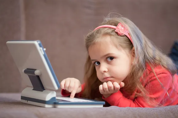 Chica usando un ordenador portátil para niños — Foto de Stock