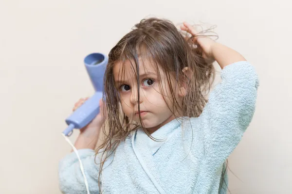 Niña secándose el pelo — Foto de Stock