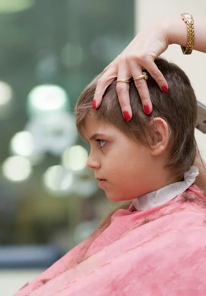 Ragazzo al negozio di parrucchiere — Foto Stock