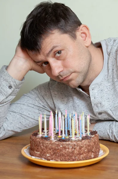 Hombre en pastel de cumpleaños —  Fotos de Stock